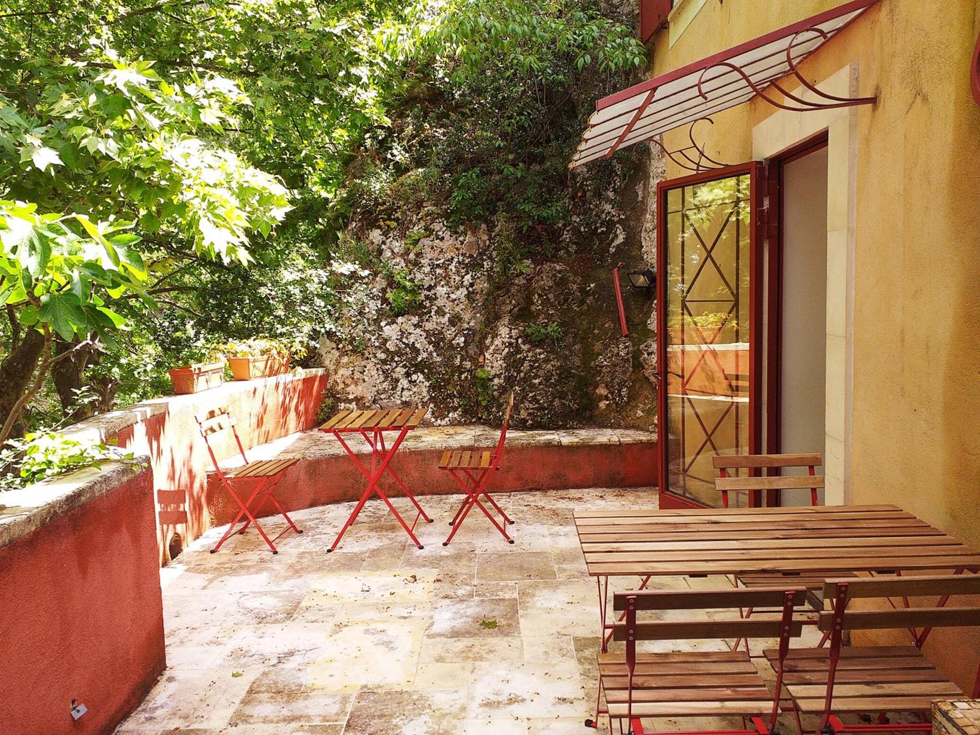Maison Au Coeur De Fontaine De Vaucluse, Nichee Sur Le Rocher Et Surplombant La Sorgue Exterior photo